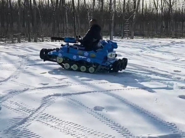 吉林省遼源市雪地坦克車